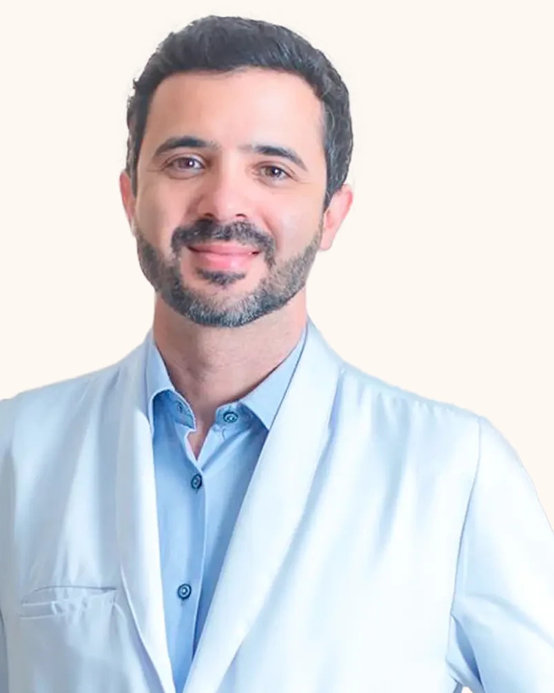 Dr. João Paulo Gouvêa, cirurgião vascular, no consultório em Catalão